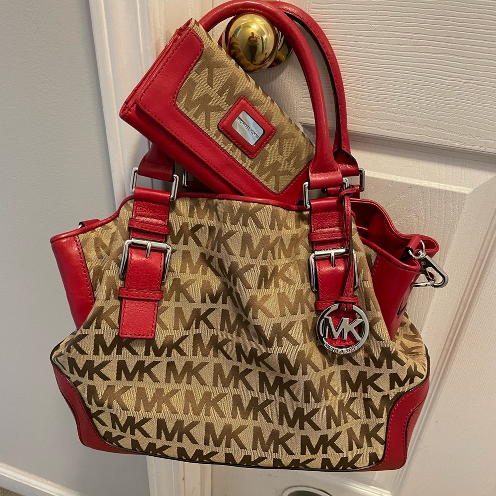 Michael Kors Signature.